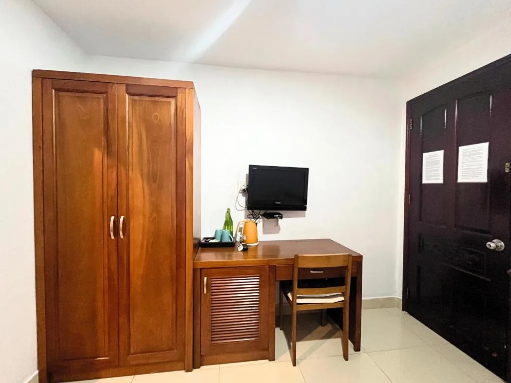 Deluxe Triple Room — The Alley Saigon Hotel